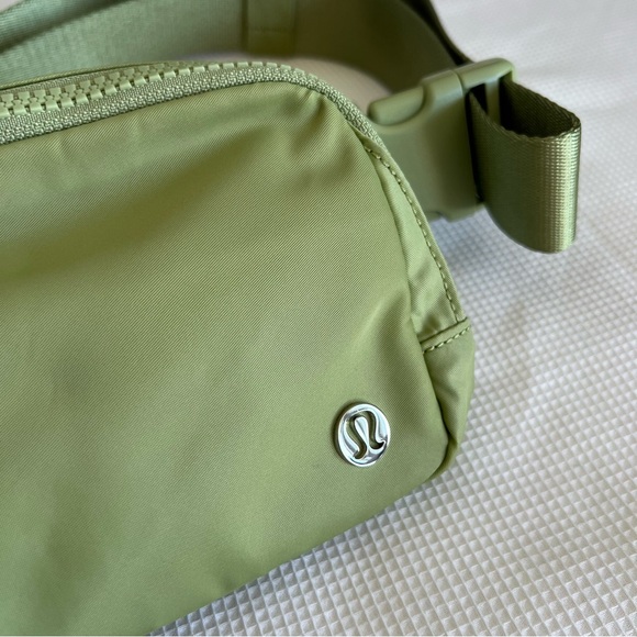 Lululemon Belt Bag 1L Edamame Green - Picture 9 of 12